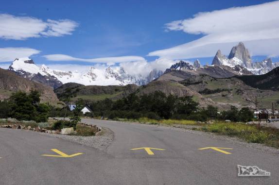 No estacionamento do centro de visitantes de El Chaltén, na patagônia argentina. Aí começa a trilha do Lomo del Pliegue Tumbado rumo ao Fitz Roy (ao fundo)